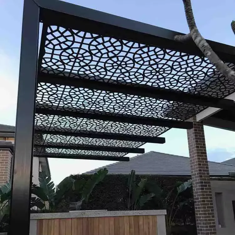 سقف لكسان شفاف لمنزل في الرياض